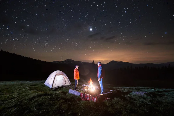 Casal de turistas à noite acampar — Fotografia de Stock