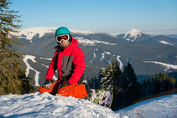 Snowboarder ruht sich nach Fahrt auf der Piste aus — Stockfoto