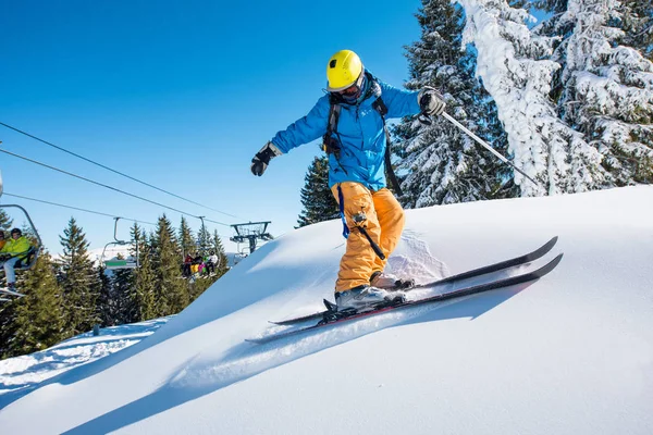 Freeride-Skifahrer beim Skifahren in den Bergen — Stockfoto