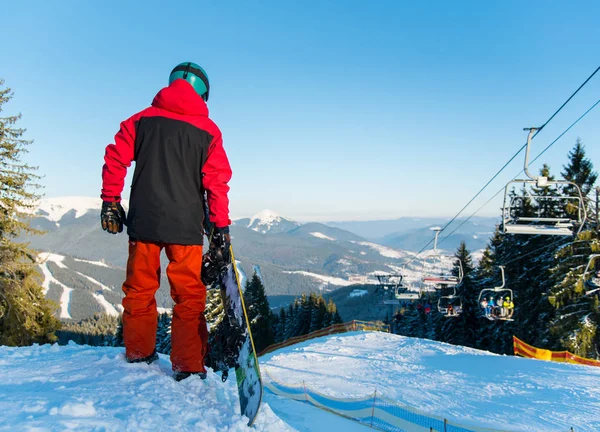 Snowboardista, stojící v horách — Stock fotografie