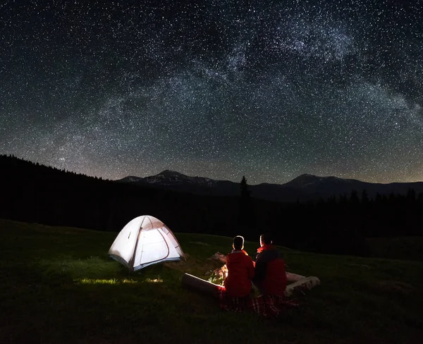 Un par de turistas acampando por la noche — Foto de Stock