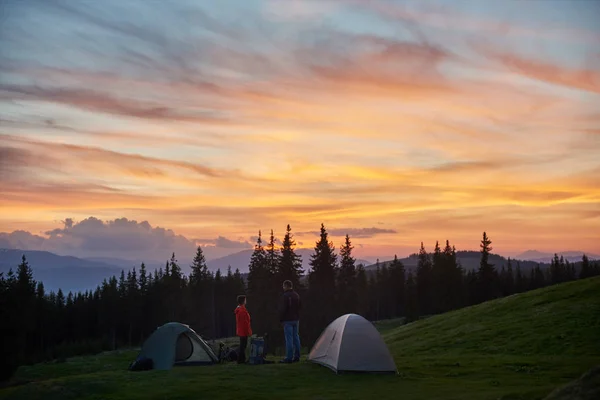 Turistas perto de duas tendas nas montanhas — Fotografia de Stock