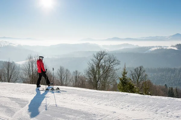 Skirennfahrer rastet nach der Fahrt aus — Stockfoto