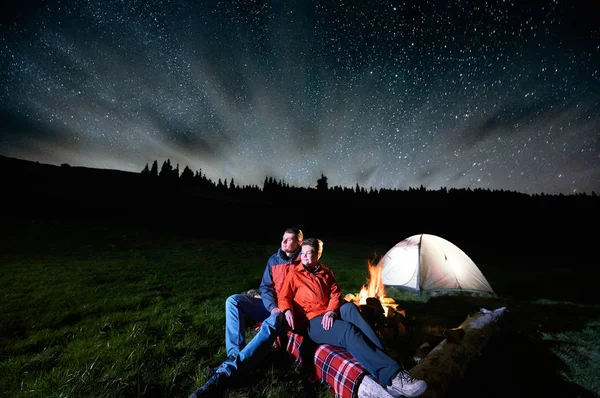 Casal de turistas à noite acampar — Fotografia de Stock