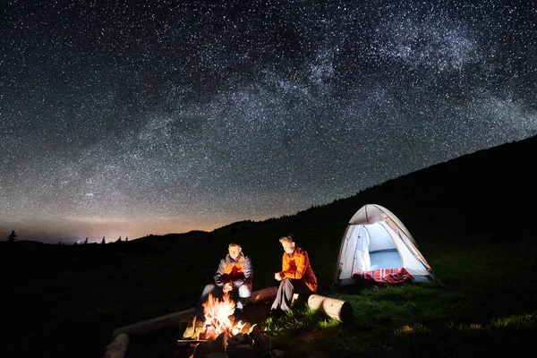 Couple of tourists at night camping — Stock Photo, Image