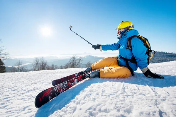 Esquiador masculino tomando uma selfie — Fotografia de Stock