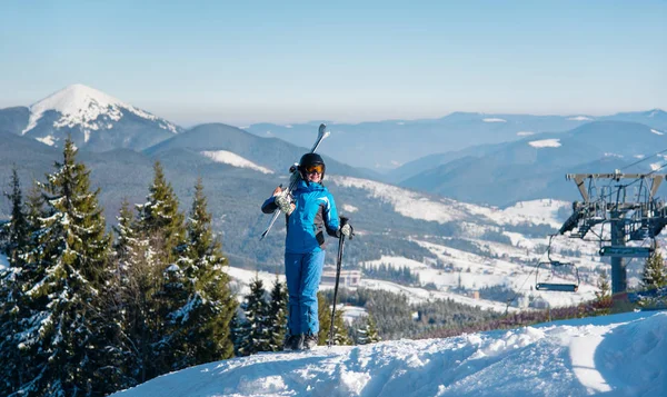 Lächelnde Skifahrerin — Stockfoto