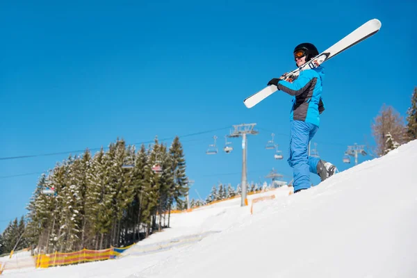 karlı Dağları tepeden aşağı yürüyen kadın