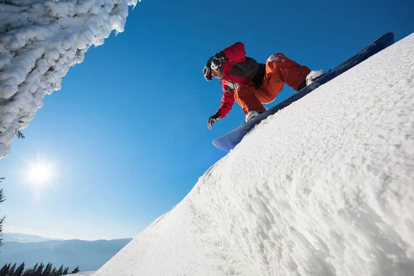 Snowboarder bereitet sich auf das Fahren vor — Stockfoto