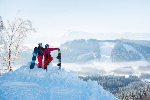 Snowboarders op de top van een berg — Stockfoto