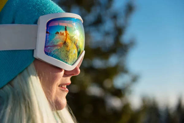 Θηλυκό snowboarder φορώντας μάσκα σκι — Φωτογραφία Αρχείου
