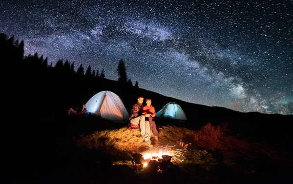 Para turystów w nocy camping — Zdjęcie stockowe