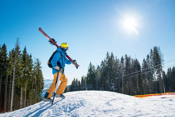 Skifahrer läuft den Hang hinauf — Stockfoto