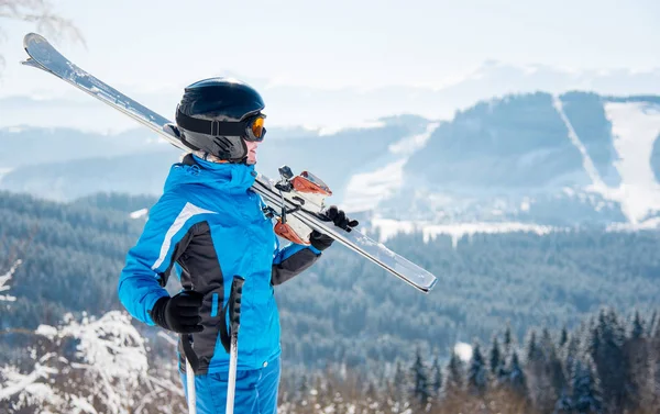 Лыжник с лыжной экипировкой — стоковое фото