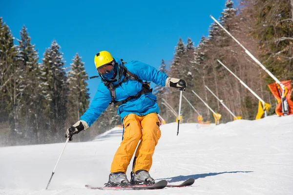 Skifahrer auf der Piste — Stockfoto