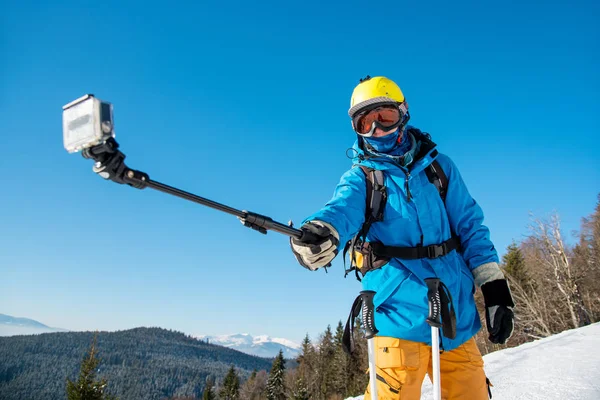 Αρσενικό σκιέρ λαμβάνοντας μια selfie — Φωτογραφία Αρχείου