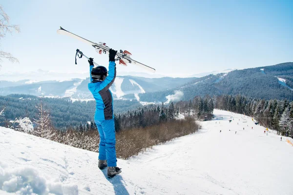 Kvinna skidåkare står i en sluttning — Stockfoto