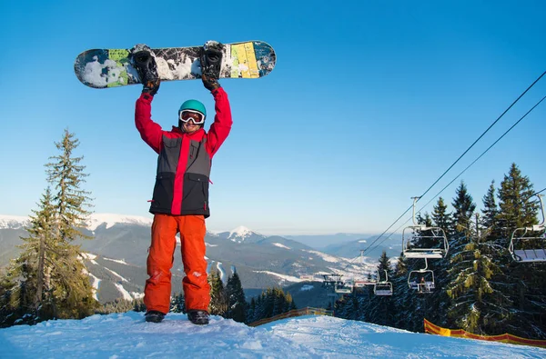 A hegy tetején álló snowboardos — Stock Fotó