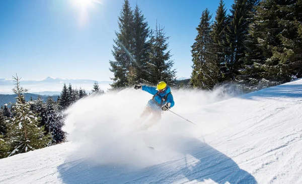 Profi-Skifahrer bei der Abfahrt — Stockfoto