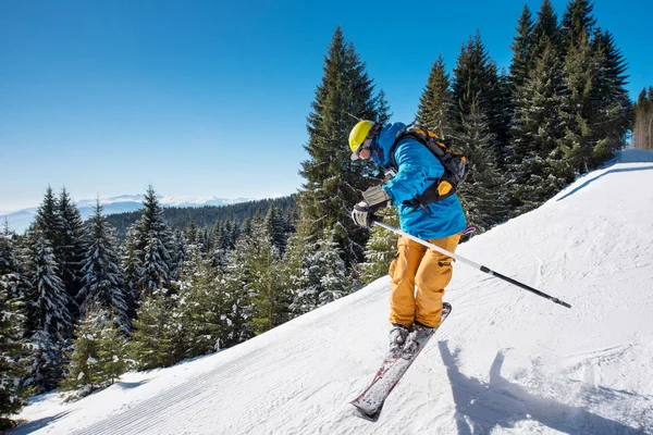 Schuss eines Skifahrers, der in die Luft springt — Stockfoto