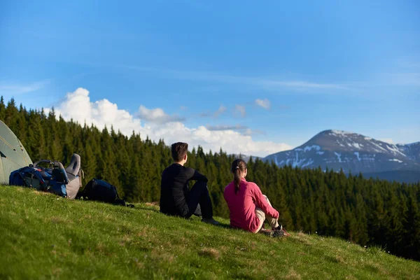 Friends hiking together in the mountains — Stock Photo, Image