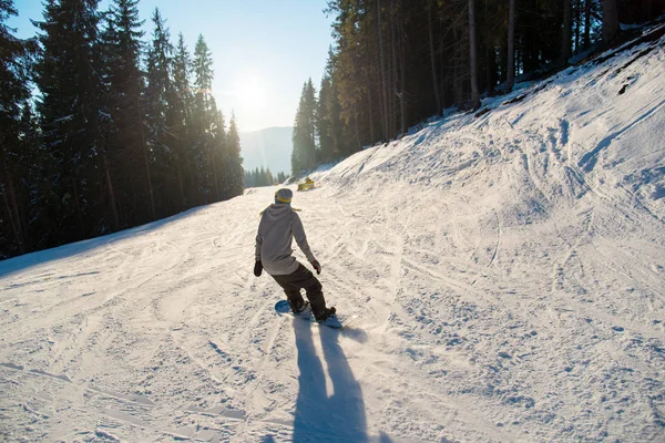 Ιππασία στην χιονισμένη πλαγιά snowboarder — Φωτογραφία Αρχείου