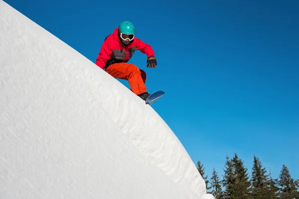 Snowboarder riding on dangerous slope — Stock Photo, Image