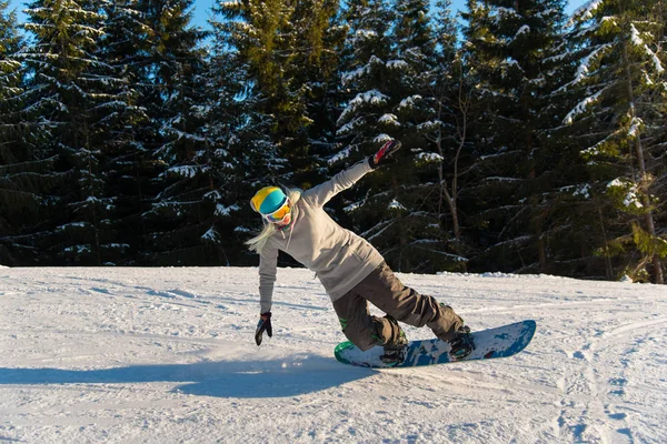 Θηλυκό snowboarder απολαμβάνουν ιππασία — Φωτογραφία Αρχείου