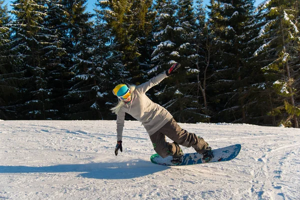 Kadın Snowboard binme keyfini