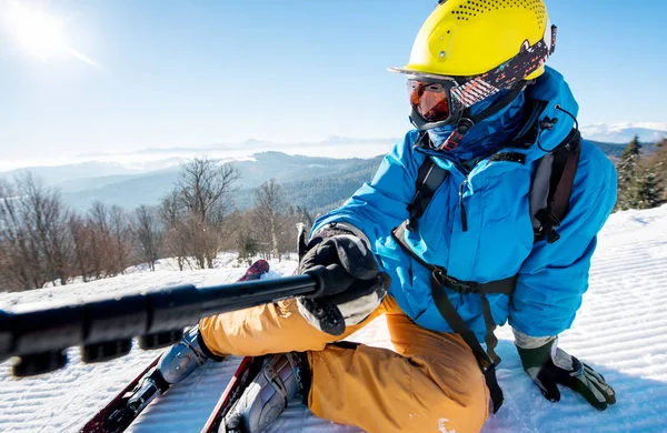 Skifahrer macht Selfie — Stockfoto