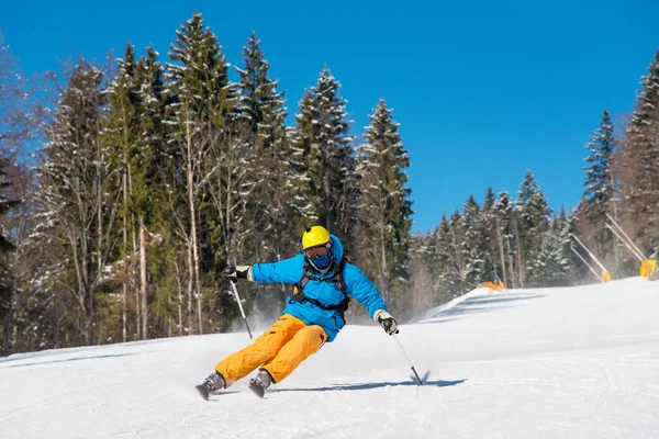 Sciatore freeride sciare in montagna — Foto Stock
