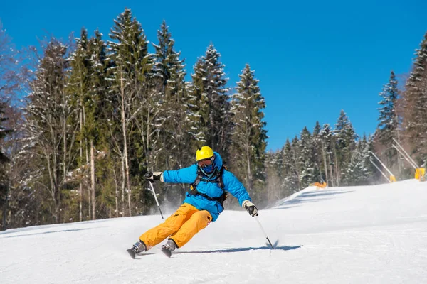 Σκιέρ Freeride σκι στα βουνά — Φωτογραφία Αρχείου