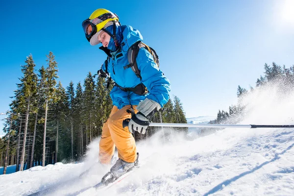 Esqui masculino esquiador na neve fresca — Fotografia de Stock