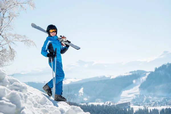 Skifahrer läuft den Hang hinunter — Stockfoto