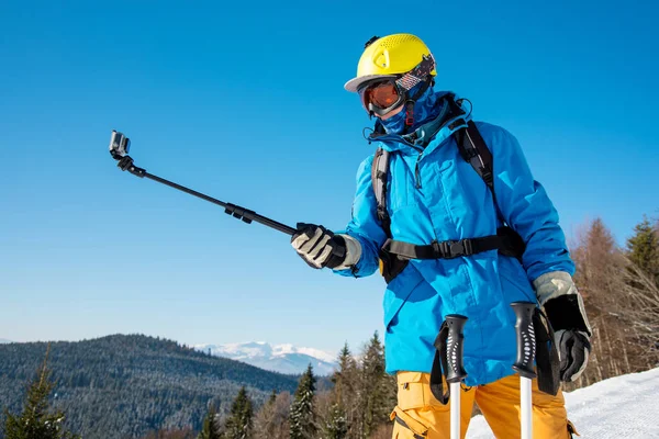 Esquiador masculino tomando uma selfie — Fotografia de Stock