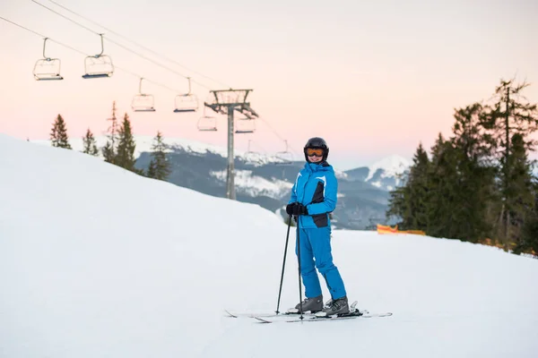 스키 휴가에 젊은 아름 다운 여성 — 스톡 사진