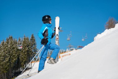 yukarı dağlarda yürüyüş kayakçı
