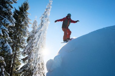 Erkek snowboard yokuş aşağı sürme 