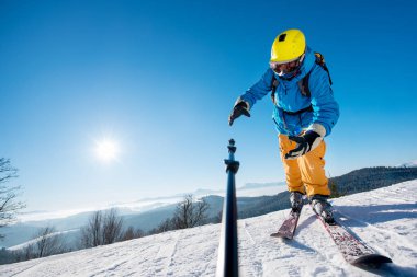 bir selfie dağlarda alarak kayakçı
