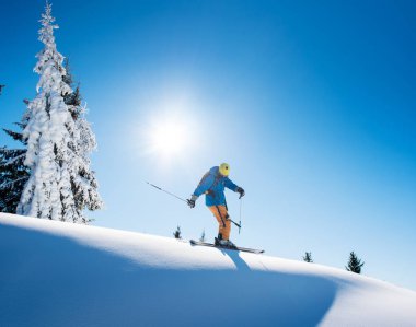 dağın tepesinde Kayak freeride kayakçı