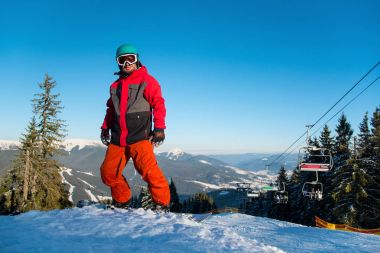 dağ yamacında ayakta snowboarder