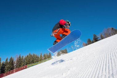  Snowboard Snowboard yaparken havada atlama
