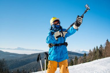 bir selfie alarak erkek kayakçı 