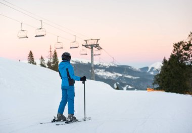 kar dağ içinde duran Kayak kadın 