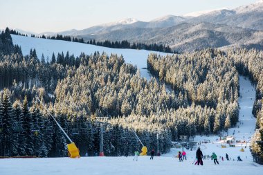 Kayakçı ve snowboard düşkünleri yokuş aşağı eğim 