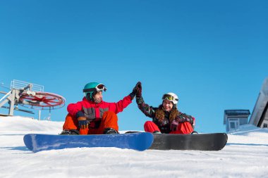 snowboard birbirlerine beşlik verir 