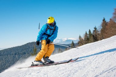 Profesyonel bir kayakçı yokuş sürme kadeh 