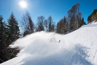 taze toz karda Kayak adam 