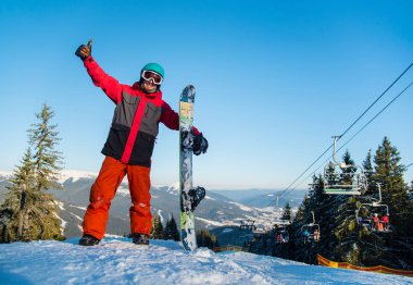 Kameraya gülümseyen Freerider snowboarder