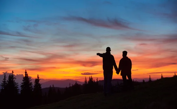 Pareja de senderismo en las montañas juntos — Foto de Stock